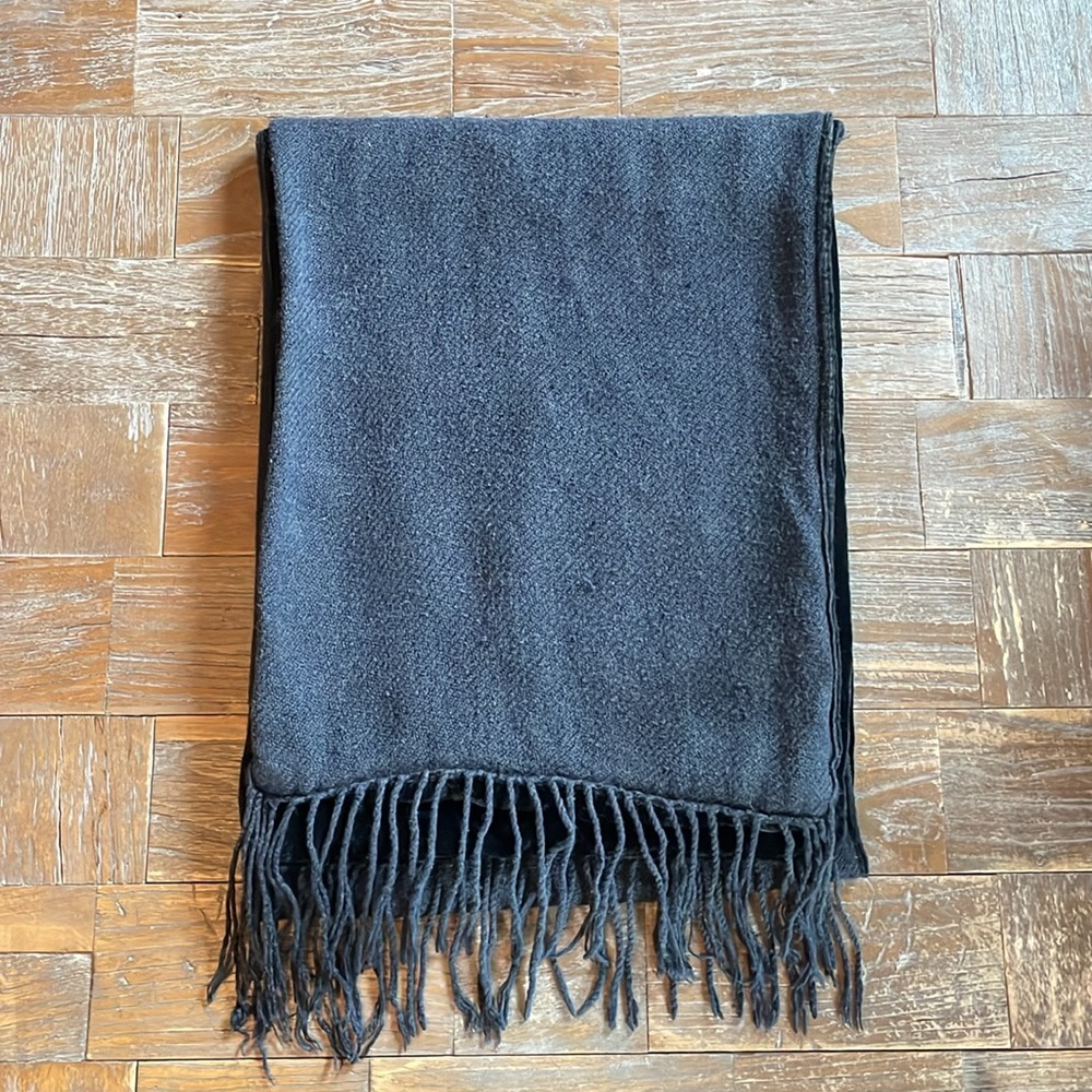 Kenneth Cole New York Silk and Cashmere Velvet Fringe Scarf🖤 - Picture 7 of 9